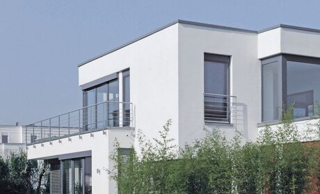Bild Kunststoff Balkontüren und Fenstern Aluplast in verschiedenen Farben für Neubau