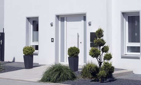 Bild Modernes Haus mit moderner Haustür von Aluplast in Farbe Weiß