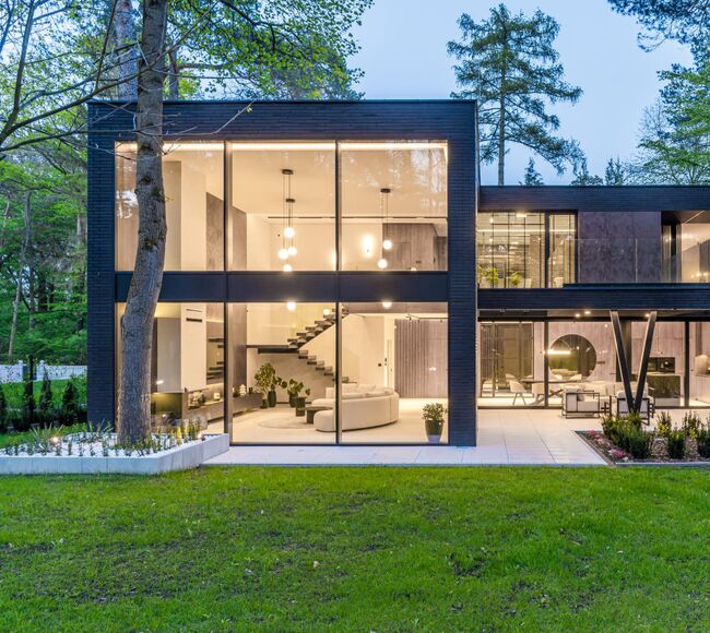Bild große beleuchtete Fensterfront in einem modernen Haus