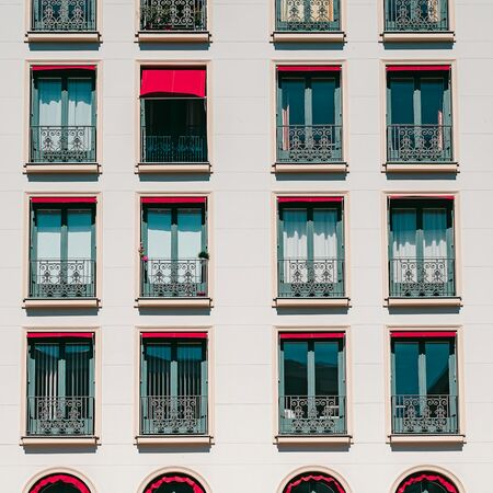 Bild Altbau Mehrfamilienhaus mit französischen Rechteckige und Bogenfenster