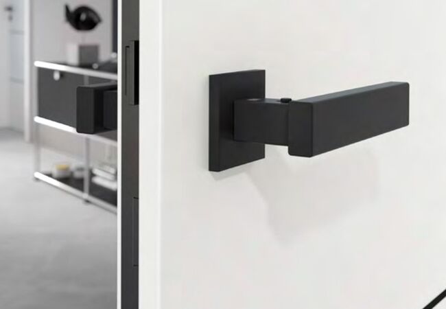 Bild Weiße Innentür Garant mit schwarzen Drücker und Details