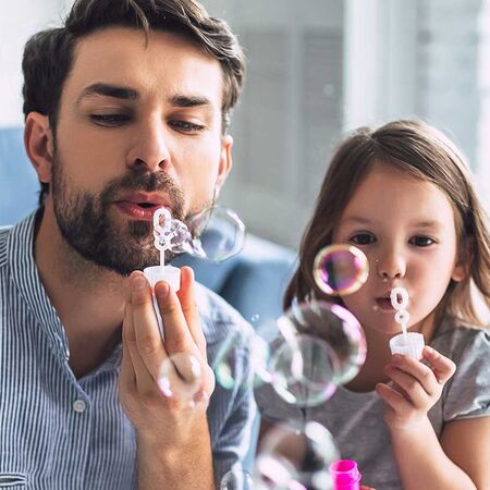 Bild Familie ist glücklich und wohnt bequem mit Gealan Fenster