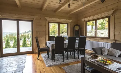 Bild Holz Sommerhaus mit Holzfenster und Balkontüren