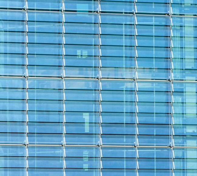 Bild Glasfassade mit Lamellen Fenstern