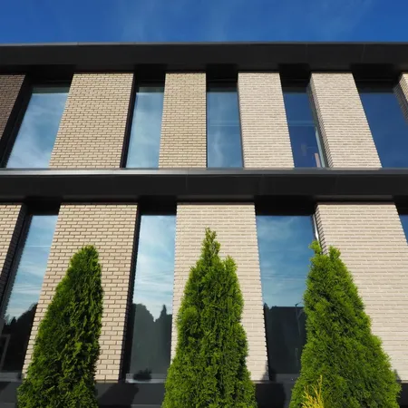 Bild große vertikale Lichtbandfenster