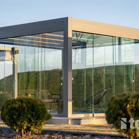 Bild Moderne Glasdach und Glasseiten bei Pergola für Terrasse