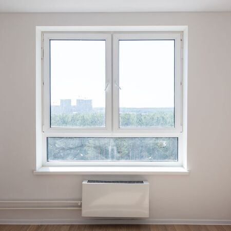 Bild Weiße Dreiteiliges Fenster aus Kunststoff, Holz oder Aluminium mit Festverglasung im Unterlicht