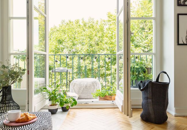Bild Weiße Balkon Holzfenster mit Seitenteilen und Wiener Sprossen