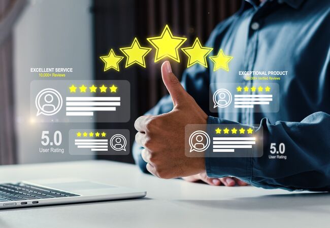 Bild Ein Mann zeigt den Daumen hoch vor einem Laptop, um die hervorragende Kundenempfehlung für Sonnenschutz zu feiern.