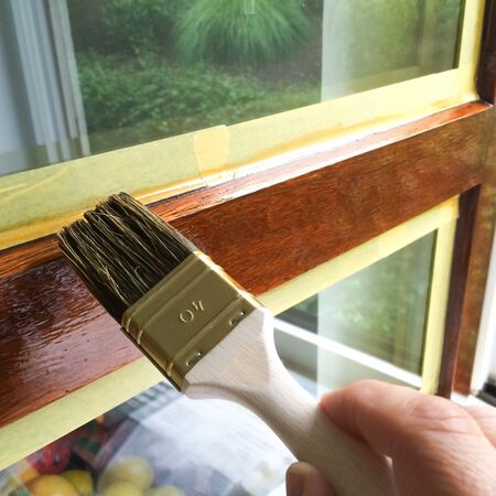 Bild Streichen der Holzfenster mit gewünschten Farbe und Lack ist jetzt einfach