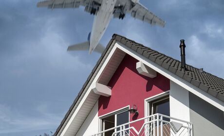 Bild Schallgedämpftes Haus mit Kunststofffenster mit Schallschutzgläser in der Nähe von Flughafen