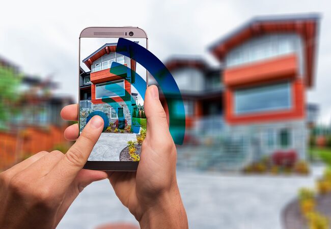 Bild Ein modernes Smart Home mit Fenster, Türen und Sonnenschutz Systeme mit einer App gesteuert