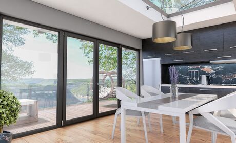 Bild Schwarze Küche mit weißem Tisch und mit schwarzen 4-teilige Kunststoff Balkontüren Iglo 5 in Dekor Light Black mit Ausgang zu Terrasse