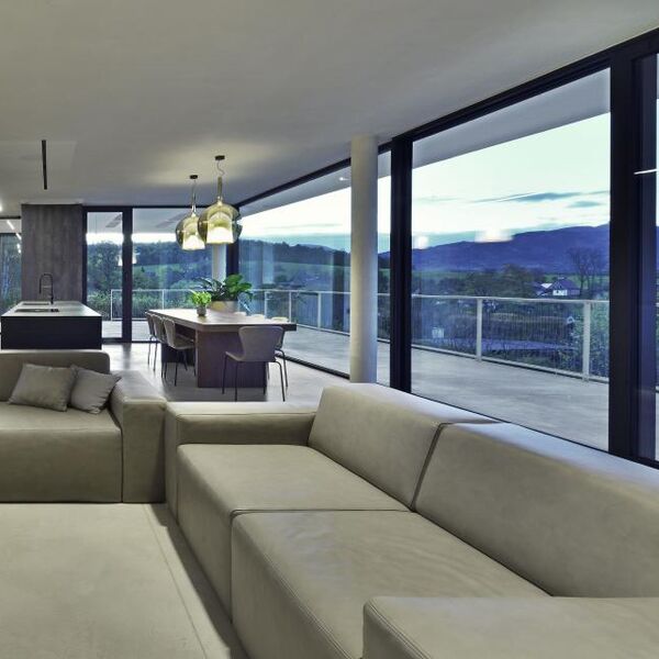 Bild Fensterfront im Wohnzimmer