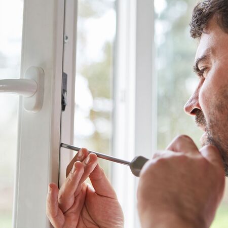 Bild Einfache Fenster Montage und Beschlags Regulierung