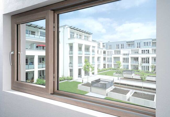 Bild Kleine Schiebefenster mit Dekorfolie mit Holzstruktur für kleinen Zimmern und Wohnungen