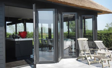 Bild Mehrflügelige Faltanlage dunkel grau aus Aluminium mit Profile MB86 Fold Line faltend nach Außen