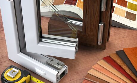 Bild Eckmuster von Kunststoff Fenster mit 2-Fach Verglasung und Farbe Weiß und Muster von verschiedenen Dekorfolien