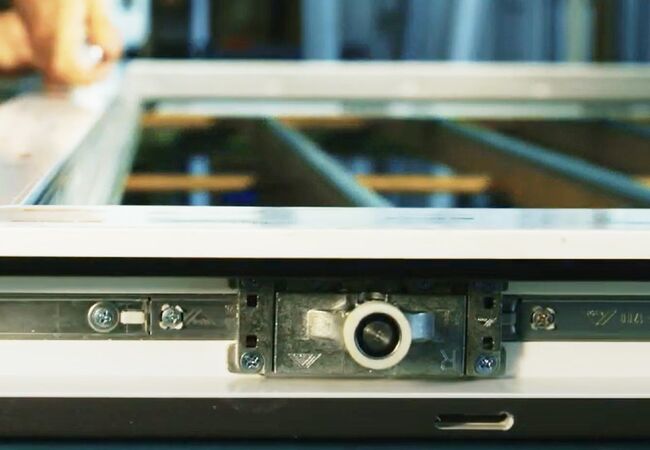 Bild Komfortables Schieben der Schiebetür Smart Slide von Aluplast mit Beschläge