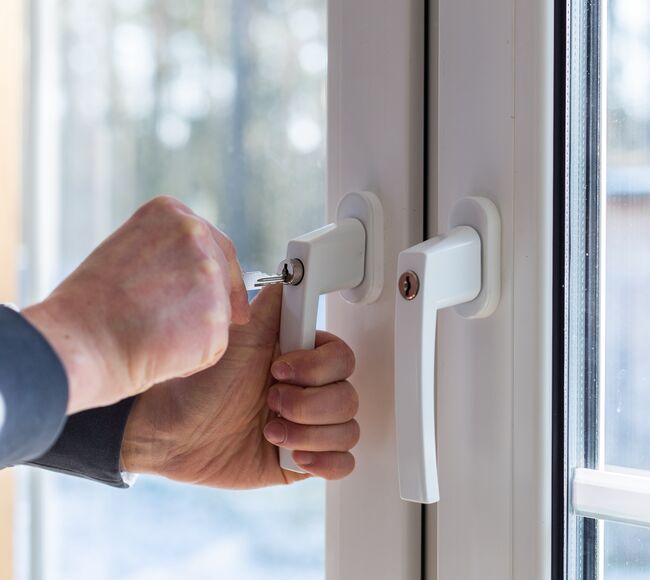 Bild Zwei weißen abschließbarer Fenstergriffe
