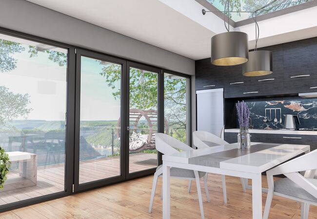 Bild Schwarze Küche mit weißem Tisch und mit schwarzen 4-teilige Kunststoff Balkontüren Iglo 5 in Dekor Light Black mit Ausgang zu Terrasse