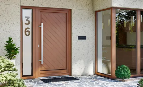 Bild Holzhaustür Softline mit Seitenteil, Füllung mit Fräsungen und Hausnummer