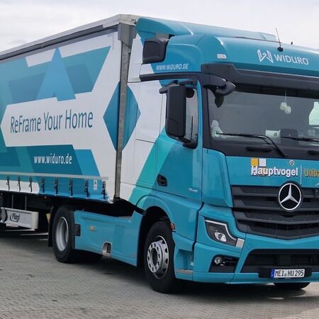 Bild Lieferung der Fenster und Türen mit Widuro LKW und Entladung bis Bordsteinkante