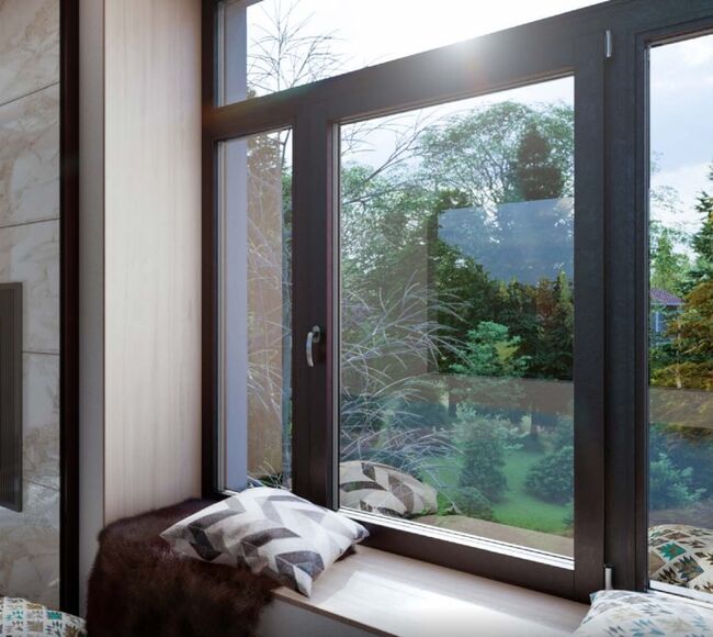 Bild Alkoven mit bunten Kissen bei dunkel Aluminium Dreh Kipp Fenster und Kamin mit breitem Aussicht auf Wald und Natur