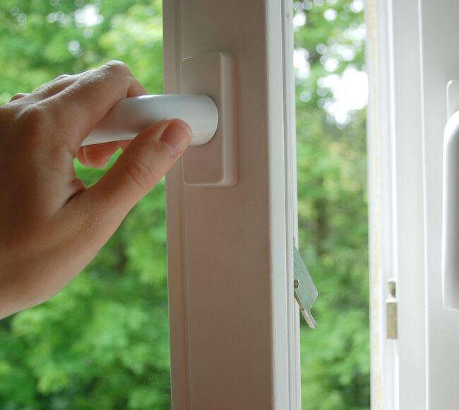 Bild Fenster aus Kunststoff weiß wird geöffnet
