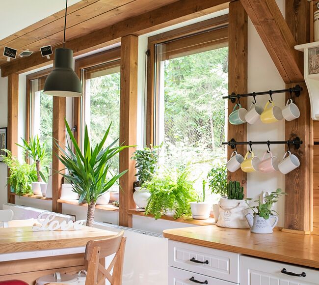 Bild Holzfenster in rustikaler Küche mit Holzdetails