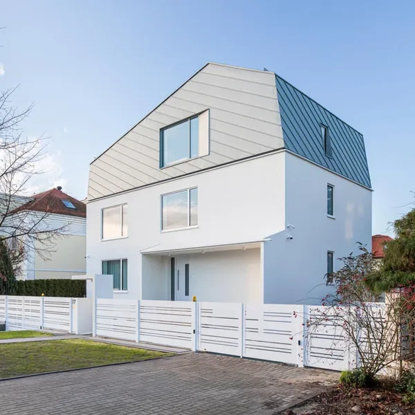 Bild modernes Haus mit ungewöhnlicher Dachform und Giebelfenster