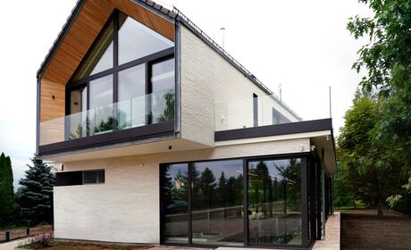 Bild modernes Haus mit Giebelfensterfront