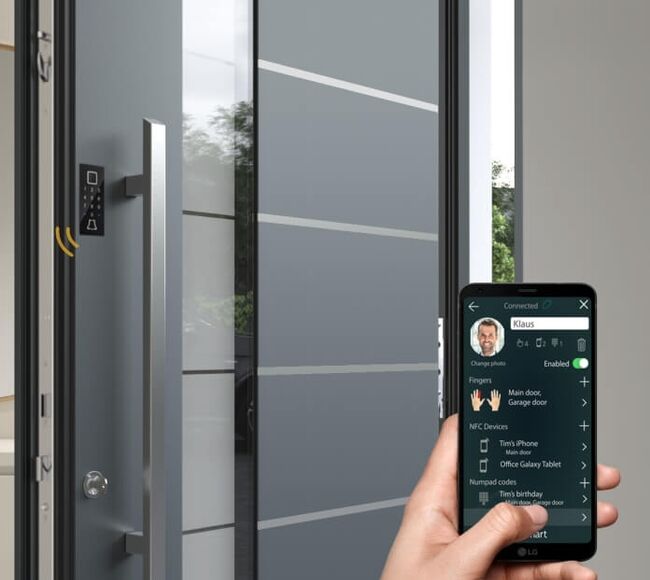 Bild Aluminium Smart Haustüren von Inotherm mit App in Handy gesteuert