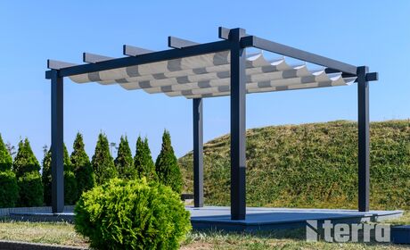 Bild Selbststehende Pergola mit weißemTextildach und schwarzen Profile