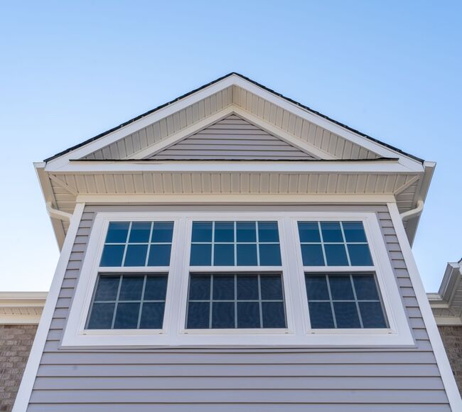 Bild Hausfassade eines amerikanischen Eigenheims mit vertikalen Schiebefenstern