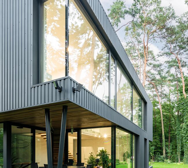 Bild großes Eckfenster in einem modernen Haus im Grünen