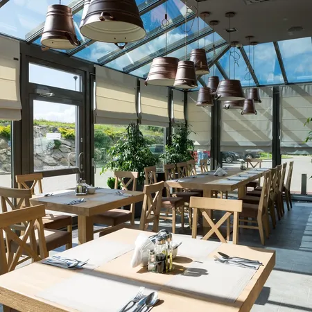 Bild Aluminium Wintergarten Glas Konstruktion mit Kunststofffenster, modernes Design, graue Farbe, Storen und mit guter Dämmung