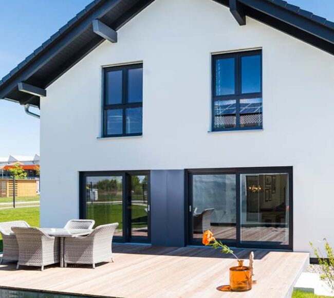 Bild Ein Haus mit Fenster mit Unterlicht und Schiebesysteme aus Kunststoff für Terrasse
