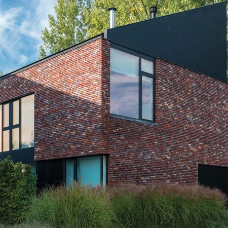 Bild Modern Haus aus Ziegel mit schwarzen Fenstern aus Aluminium von Aliplast Star 90