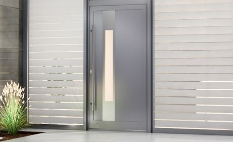 Bild Aluminium Haustür in Grau mit Glaslicht links, rechts oder in der Mitte und Stoßgriff außen
