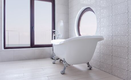 Bild großes und rundes Fenster in hellem modernen Badezimmer