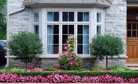 Bild Erkerfenster mit Blumengarten davor