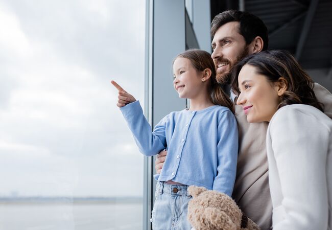 Bild Familie guckt durch großen Panoramafenster aus Aluminium