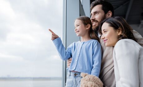 Bild Familie guckt durch großen Panoramafenster aus Aluminium