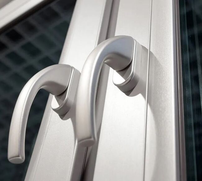 Bild Fenstergriffe Exclusive in Silber bei silbern Fenstern
