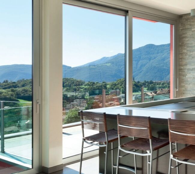 Bild Weiße Hebeschiebetür aus Kunststoff Gealan Profile für Balkon oder Terrasse.