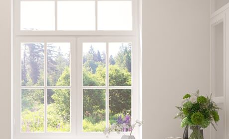 Bild Weißes dreiteiliges Fenster aus Kunstsoff mit Oberlicht und Sprossen