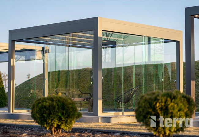 Bild Moderne Glasdach und Glasseiten bei Pergola für Terrasse