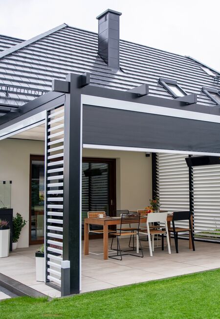 Bild Moderne, vielseitig-nutzbare Pergola bei Einfamilienhaus auf Terrasse zugebaut