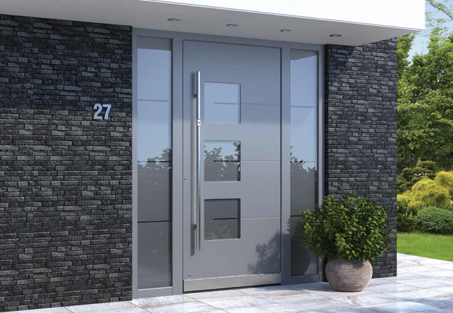 Bild Ein modernes Haus mit einflügeliger Aluminium Tür mit zwei Seitenteilen und Milchglas